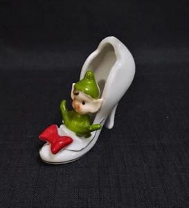 Vintage MCM Green Pixie Elf in White High Heel Schuh mit roter Schleife, goldene Details - Bild 1 von 11