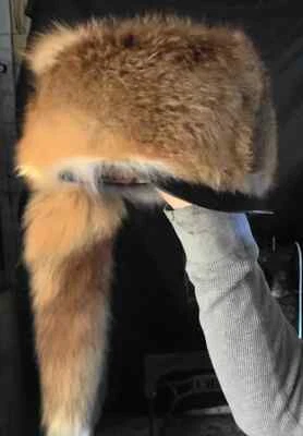 Sombrero de piel de zorro rojo con ala Foto 1 de 3