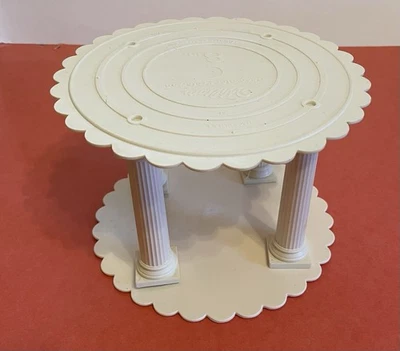 2 platos de pastel Wilton Decorator Preferred de 8" con borde festoneado y 4 columnas griegas de 5" Foto 1 de 4