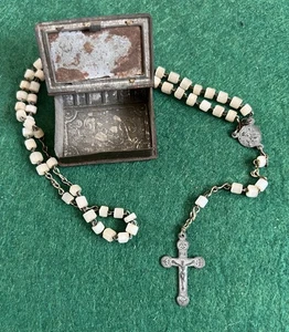 Antike Metall kleine Buchform Rosenkranz Dose mit Glasperlen Rosenkranz innen  - Bild 1 von 6