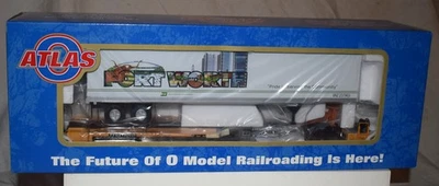 Atlas 7955-2 Fort Worth 45' Pines Trailer Front Runner TTUX - NEW O Gauge 2-Rail - Image 1 of 4