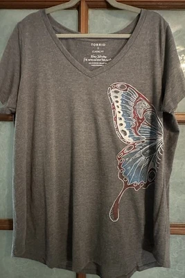 Camiseta Torrid Para Mujer Mariposa Cuello en V Gris Gráfico Tejida Calce Clásico - Talla 2 Foto 1 de 3