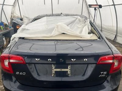 Tapa de cubierta usada se adapta a: Volvo S60 2015 sin alerón sin cámara de visión trasera encendido sin llave Foto 1 de 4