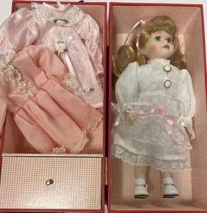Muñeca de porcelana, 3 vestidos, 2 pares de zapatos, medias, baúl rojo con cajón, percha - Imagen 1 de 18