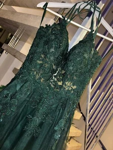 Dunkelgrünes Abendkleid mit Spitze - Bild 1 von 8