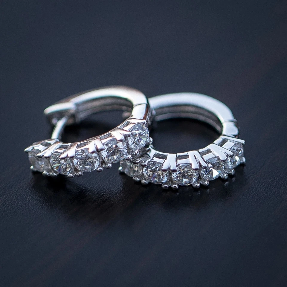 Pendientes de aro de diamantes de corte redondo helado creados en laboratorio para hombre enchapados en oro blanco de 14 k Foto 1 de 4