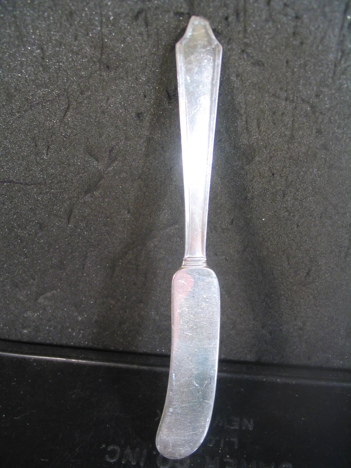 International Sterling MINUET FLAT HANDLED BUTTER SPREADER No Mono - Image 1 of 1
