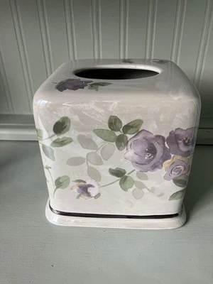 WAMSUTTA Lenox Cerámica Perlada Taupe con Cubierta de Caja de Pañuelos Rosas Lustre Púrpura Foto 1 de 4