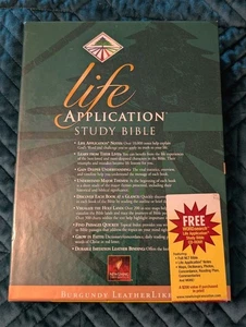 Biblia de estudio Life Application cuero bordado borgoña NLT 1996 caja vintage roja - Imagen 1 de 8
