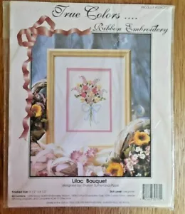 NUOVO! Kit ricamo nastro True Colors #SRK0001 "Bouquet lilla" tg 4,5" x 6,5" - Foto 1 di 3