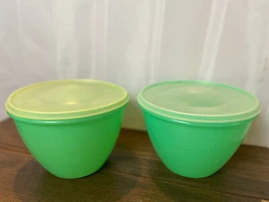 Set of 2 Vintage Tupperware Salad Keepers No Plastic Lettuce Spikes - Picture 1 of 4