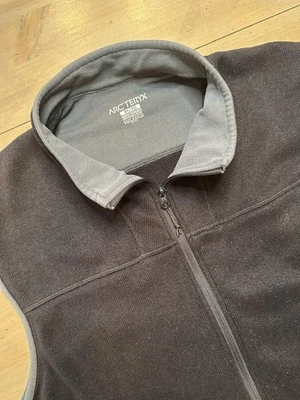 Arc'teryx Vest Mens XL Black Gray Fleece Full Zip Sleeveless Coreloft Outdoor - Image 1 of 4