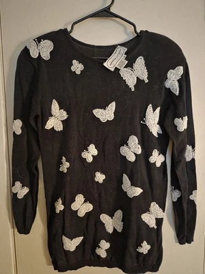 Suéter para mujer Adrienne Vittadini negro con mariposas con cuentas talla pequeña Foto 1 de 3