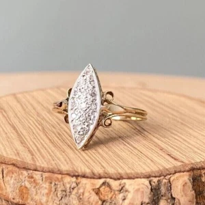 Precioso anillo de compromiso de diamantes simulados de corte redondo de 2 quilates enchapado en oro amarillo de 14 quilates - Imagen 1 de 5