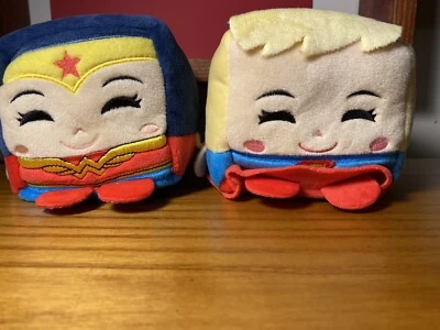 Juguetes de peluche nuevos con etiquetas Kawaii Cubes pequeños DC Super Hero Girls Wonder Woman y SuperGirl Foto 1 de 4