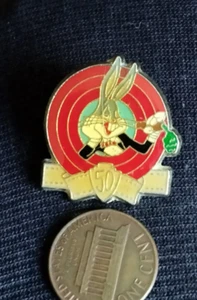 DISTINTIVO SPILLA UFFICIALE WARNER BROS BUGS BUNNY 50° ANNIVERSARIO - Foto 1 di 2