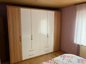 Geräumiger sechstüriger Kleiderschrank mit Passepartout - Bild 1 von 2