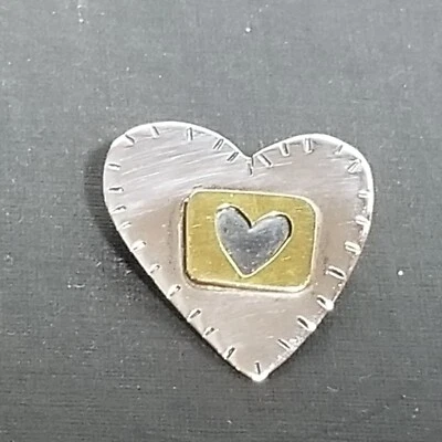 Prendedor/broche de manos sobre corazón de gran alcance Foto 1 de 4