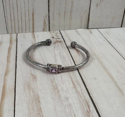 Brazalete de titanio con acento de amatista Foto 1 de 4