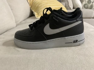 Nike Jugend Air Force One Swoosh HQ3807 schwarz & grau Leder Turnschuhe, 6 Jahre großer Junge - Bild 1 von 7