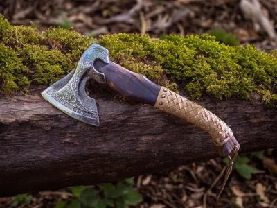 Hacha Vikinga Artesanal Hoja Grabada Nórdica Cuero Cubierta Madera Cuero Funda Foto 1 de 4
