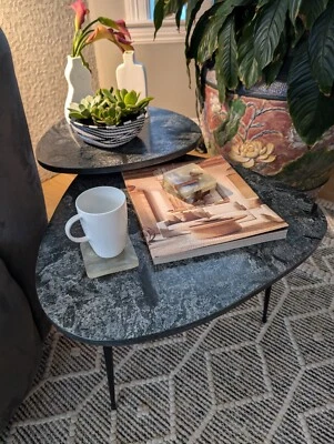 Moderno juego de 2 mesas anidadoras de mármol oscuro con patas de hierro negro Foto 1 de 2