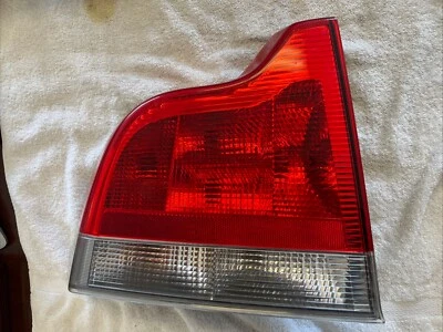 2001-2004 年沃尔沃 S60 发球杆/左侧后尾灯。 原始设备制造商 — 第 1/4 张图片