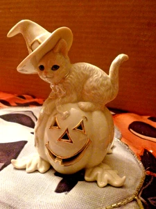 Lenox Katze mit Hexenhut auf Kürbis Figur "Once Upon A Pumpkin" Goldakzente 4" - Bild 1 von 6