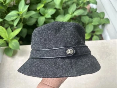 Sombrero de cubo Coach gris pizarra de lana para mujer con correa recortada de cuero y bloqueo giratorio Foto 1 de 4