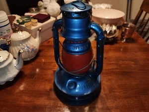 VINTAGE DIETZ MODELL 100 KEROSIN LATERNE GESTEMPELT D. W. & P. ROTE KUGEL BLAUE LAMPE - Bild 1 von 6