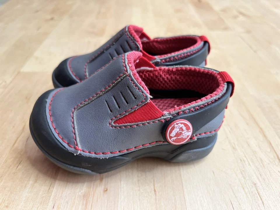 Crocs Dawson Niño Pequeño Cuero Sin Cordones Zuecos Gris Rojo Negro Zapatos Tenis Talla C4 Foto 1 de 4