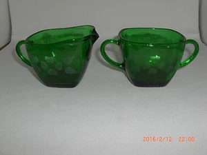 ANCHOR HOCKING BOSQUE VERDE ENCANTO CUADRADO FLORAL GRABADO CREMA Y AZUCARERO - Imagen 1 de 2