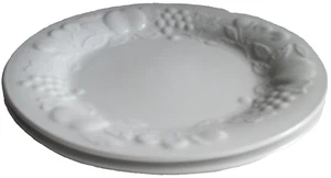 4 GIBSON WHITE EMBOSSED FRUIT 10" DINNER PLATES Vintage - Picture 1 of 7