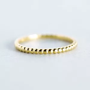 Anello impilabile delicato argento sterling placcato oro giallo fascia semplice borchiata - Foto 1 di 6