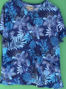 Butter Soft Women’s V-Neck 2 Pocket Scrub Top Blue Floral Botanical - Bild 1 von 7