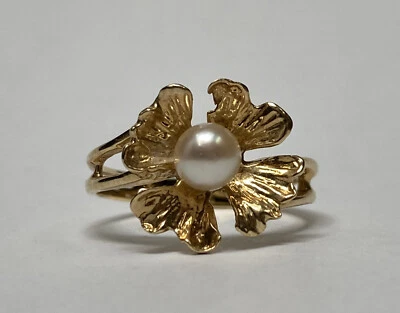 Маленькое кольцо из желтого золота 14 карат с жемчугом и четырьмя листьями клевера размер 4 - Изображение 1 из 4