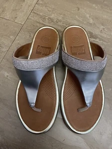 Sandalias FitFlop UK 4 Banda Microcristal Cuero Puntera Plateadas/Doradas Pálidas - Imagen 1 de 15