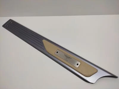 Aston Martin DB9 Einstiegleiste Lederblende Namensschild Links 3teilig KOMPLETT - Bild 1 von 4