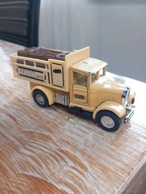Welly Camion Wood Service Truck Beige #9350 1:43  - Immagine 1 di 4