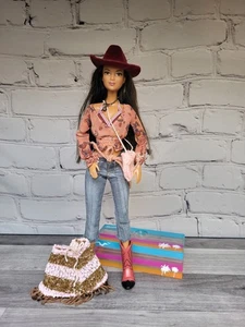 Mattel Barbie Cali Niña Lea Muñeca Perfumada Vaquera Occidental Muñeca Sombrero Ropa Soporte - Imagen 1 de 15