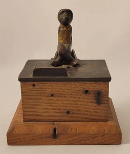 Banco de hierro fundido vintage sobre base de madera - Imagen 1 de 15