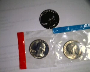 1971 PDS WASHINGTON QUARTERS UNC IN MINT CELLO AND PROOF - Picture 1 of 2