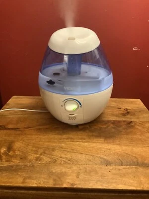 VICKS Mini Filter Free Cool Mist HUMIDIFIER 0.5 Gallon  VUL520W (5200) - Image 1 of 4
