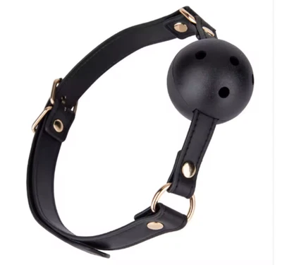 Arnés de mordaza de bola transpirable de cuero sintético negro | Sujeción de bondage ajustable Foto 1 de 3