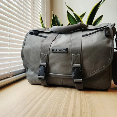 Mini bolsa para foto/portátil Tenba Messenger, sostiene cámara y portátil de 13" Foto 1 de 4