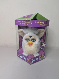 Nuevo En Caja FURBY Original Cordero Blanco Gris Ojos 1998 Modelo Vintage 70-800 *leer - Imagen 1 de 8
