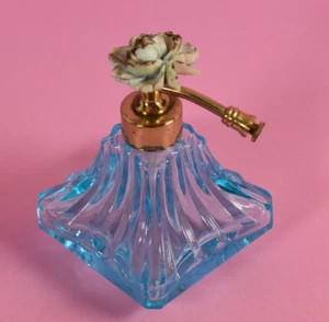 Vintage blaues Glas mit Rosendeckel Parfüm Flasche Zerstäuber 3,3" - Bild 1 von 13
