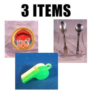 3 Vintage ARTIKEL: Miniatur Kunststoffpfeife - Kirchhof kleines Spielzeug - zwei Metalllöffel - Bild 1 von 12