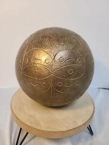 Bola de madera grabada de latón decorativa artesanal antigua de colección, coleccionable, pesada - Imagen 1 de 8