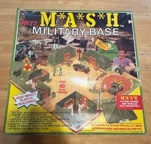 Vintage 1982 MASH Military Base Playset 4077 Tristar Actionfigur Spielzeugkiste - Bild 1 von 24